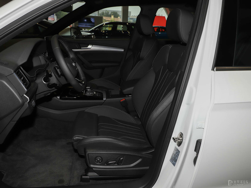 朱鷺白奧迪Q5L Sportback座椅內(nèi)飾圖片