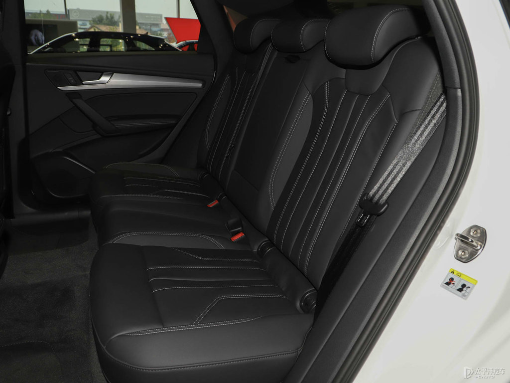 朱鷺白奧迪Q5L Sportback座椅內(nèi)飾圖片