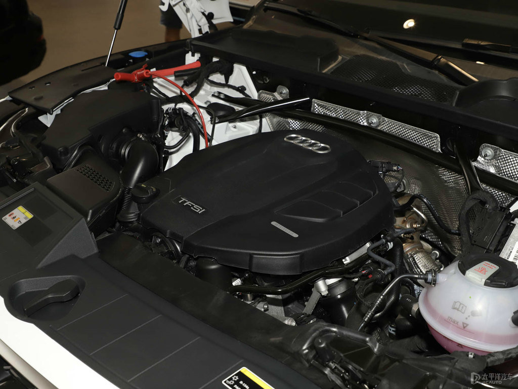 朱鷺白奧迪Q5L Sportback發(fā)動(dòng)機(jī)其它細(xì)節(jié)圖片
