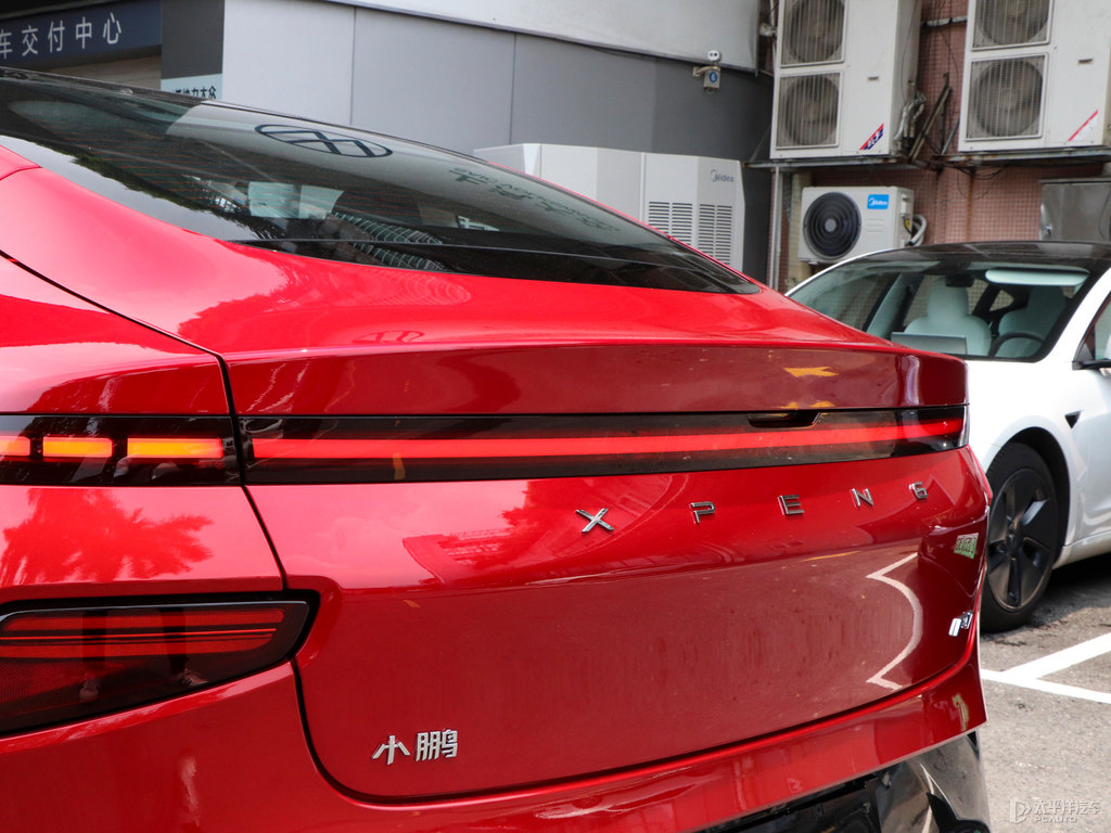 曜日紅小鵬P7車(chē)尾外觀圖片