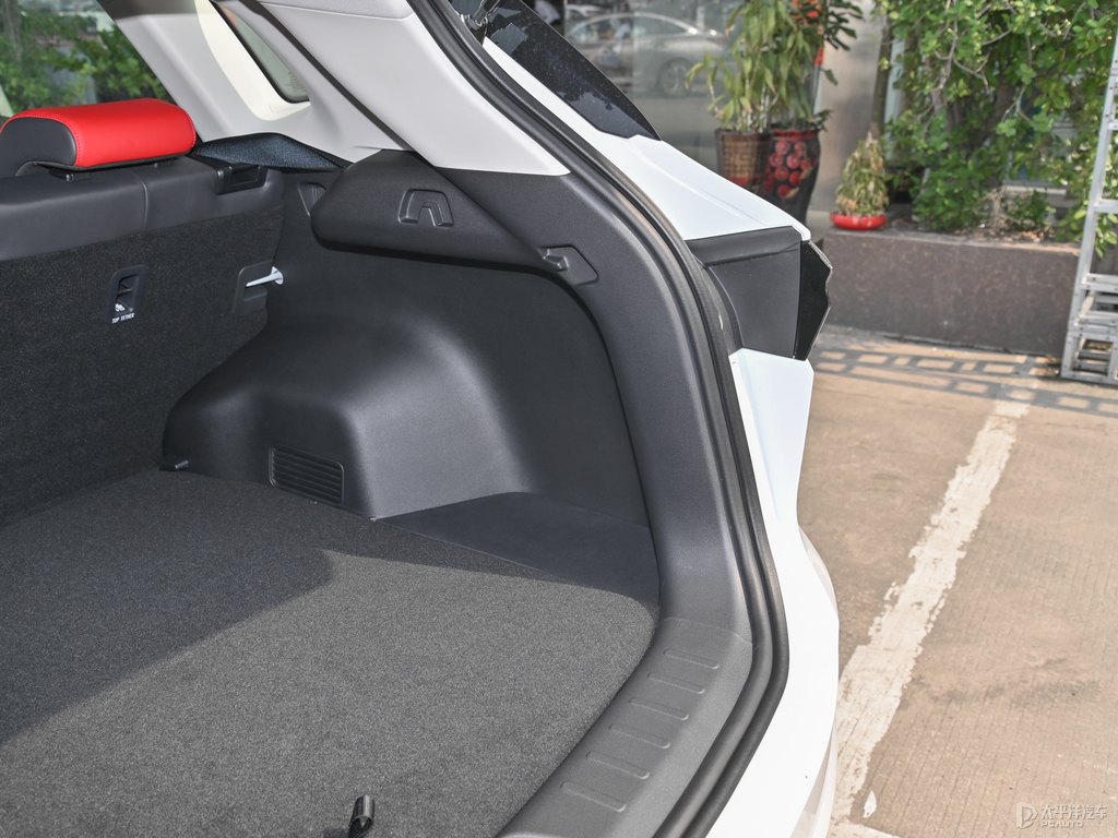 月光白長(zhǎng)安CS55PLUS后備廂空間圖片