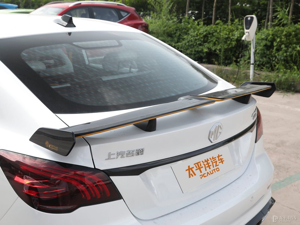 珠光白MG6車(chē)身外觀圖片
