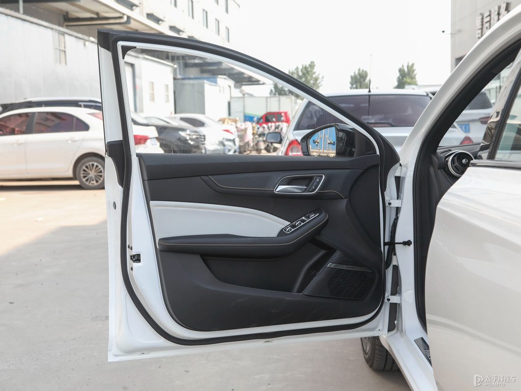 珠光白MG6車廂內飾圖片