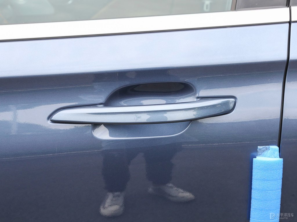 斐鉆藍飛行家車身外觀圖片