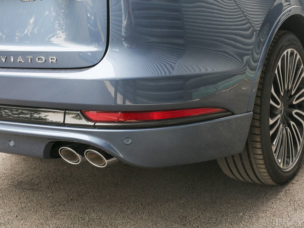 斐鉆藍(lán)飛行家車尾外觀圖片