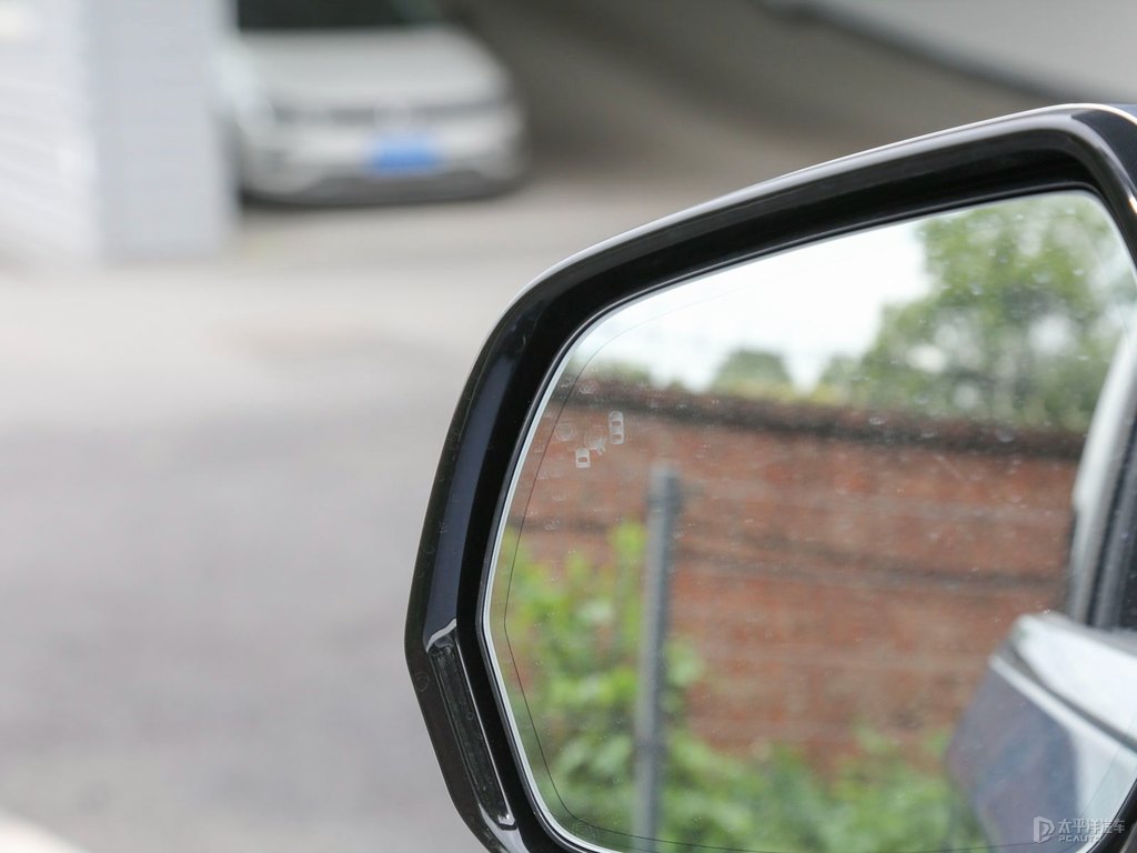 斐鉆藍飛行家車身外觀圖片