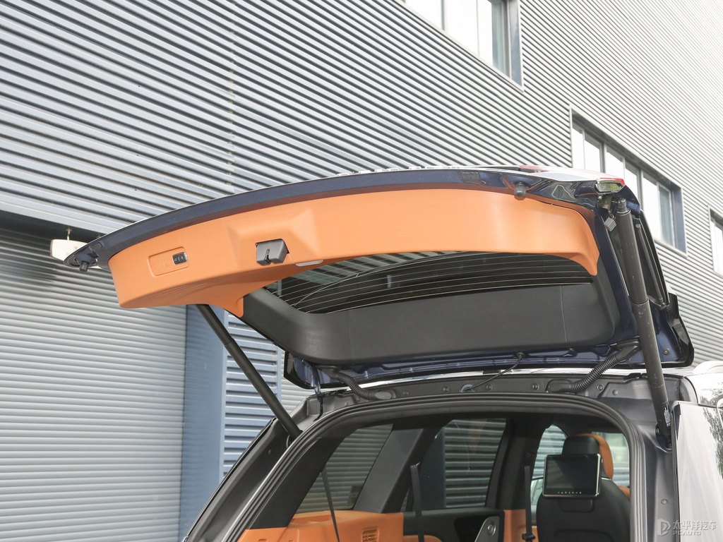 斐鉆藍(lán)飛行家后備廂空間圖片