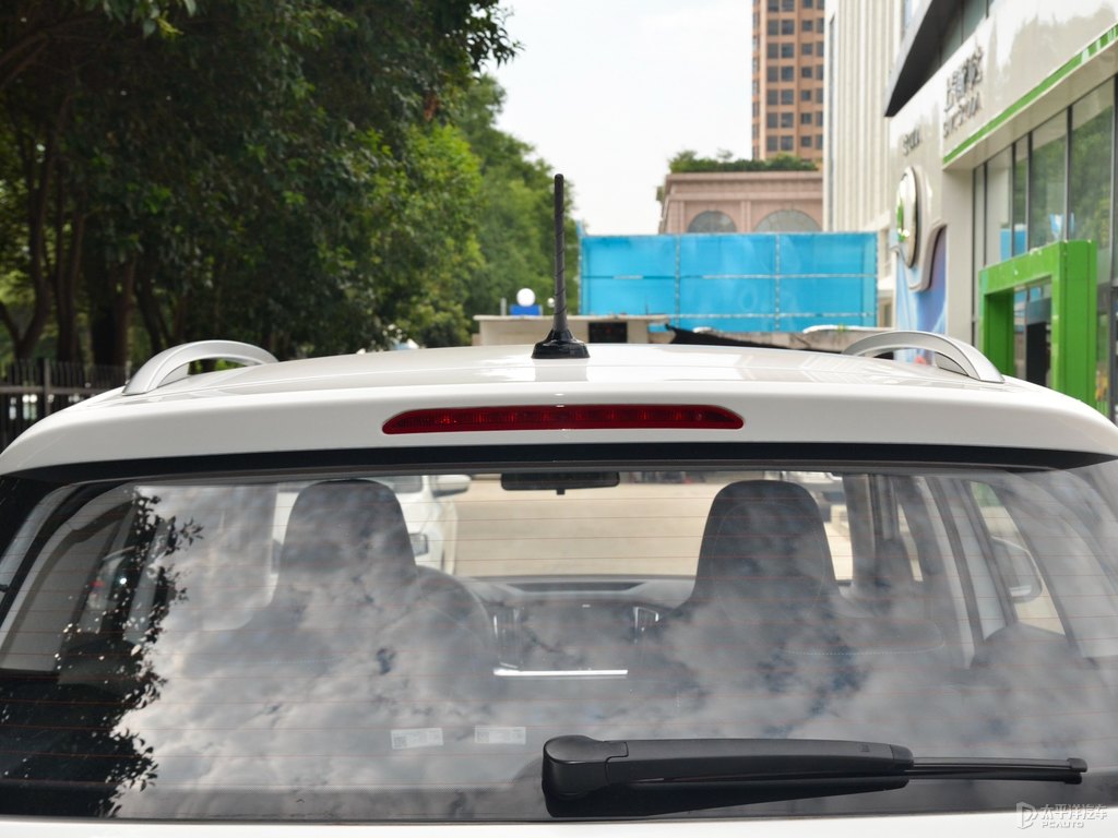 文藝白柯米克車尾外觀圖片