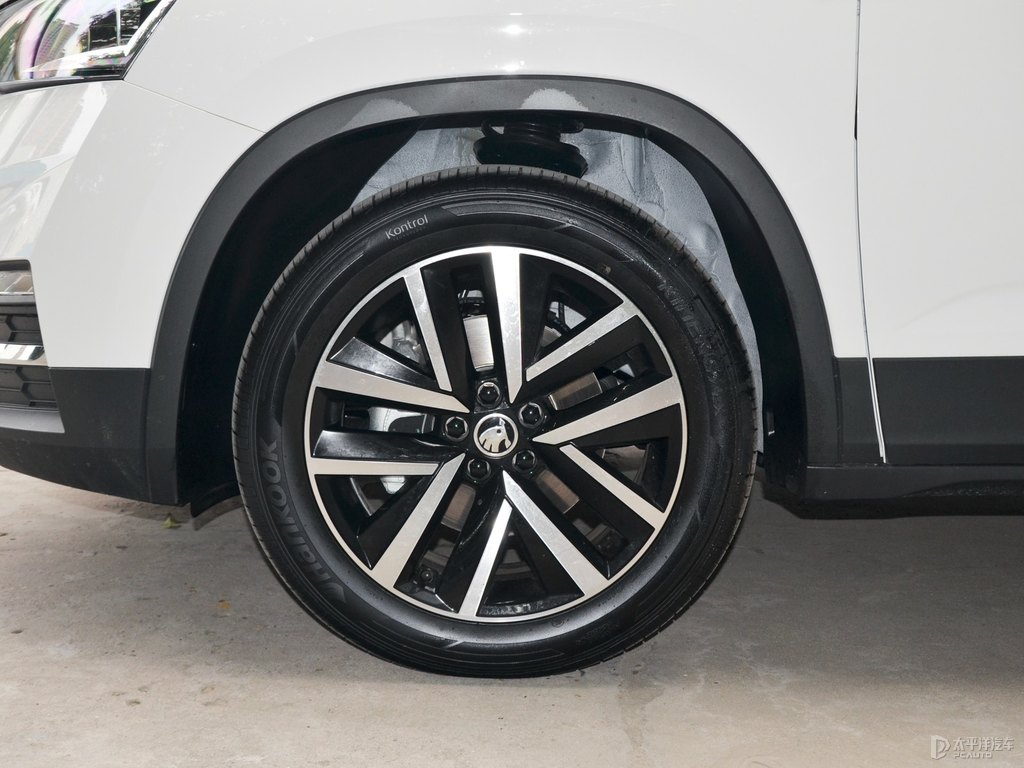 文藝白柯米克車身外觀圖片