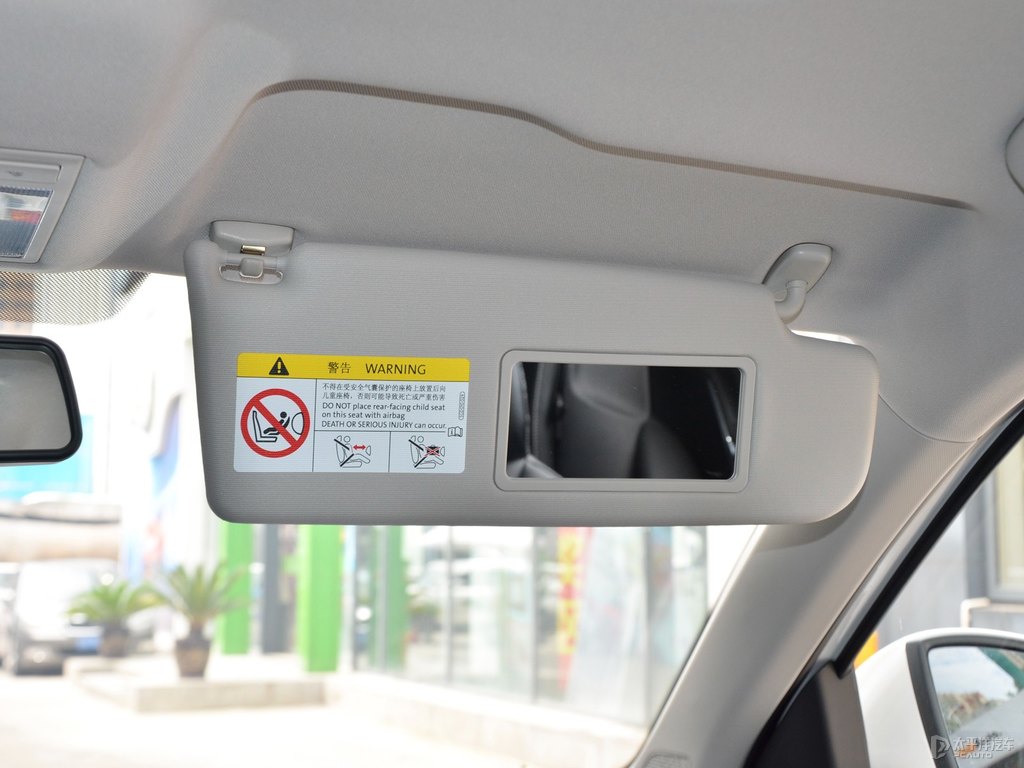 文藝白柯米克車廂內(nèi)飾圖片
