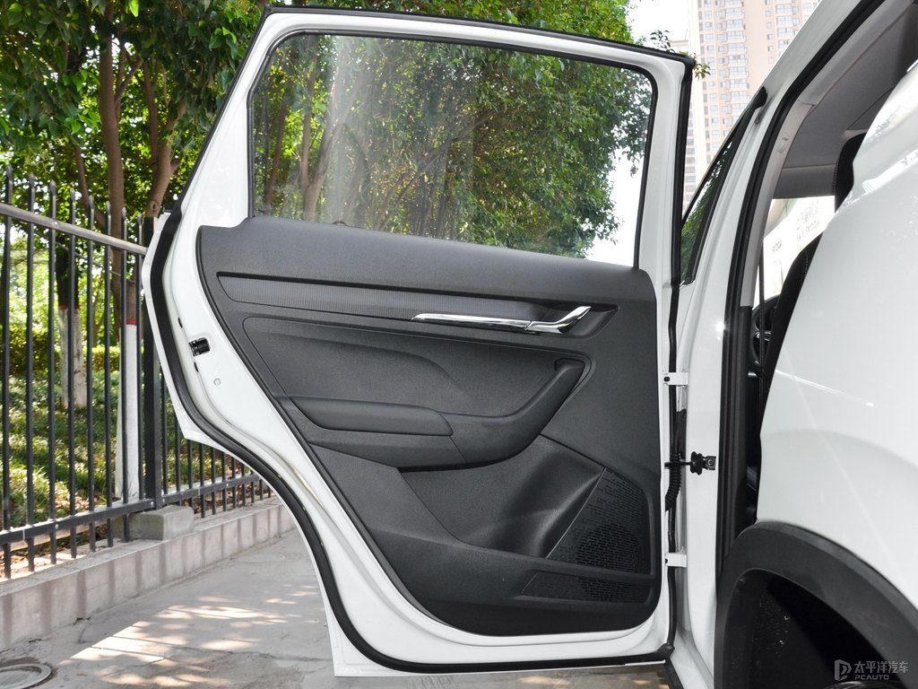 文藝白柯米克車廂內(nèi)飾圖片