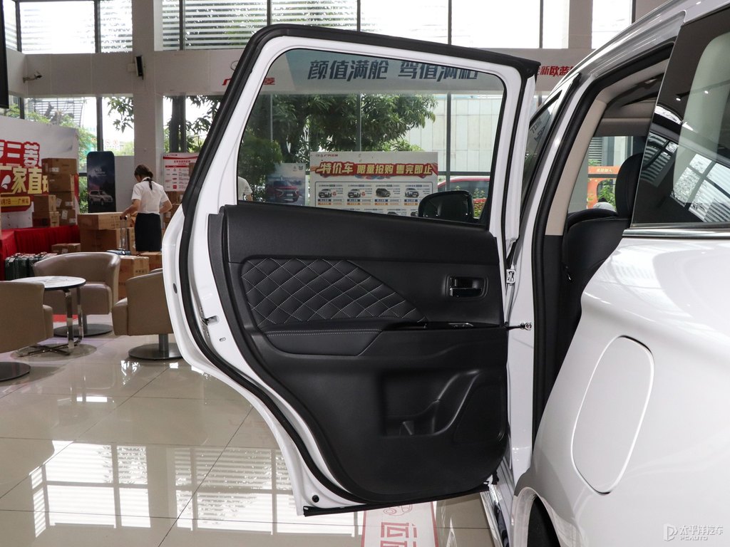 珍珠白歐藍德車廂內(nèi)飾圖片