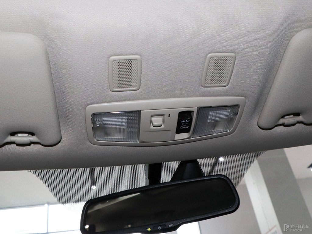 珍珠白歐藍(lán)德車廂內(nèi)飾圖片