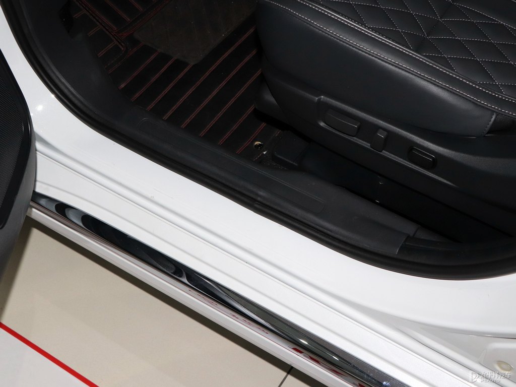 珍珠白歐藍德車廂內(nèi)飾圖片
