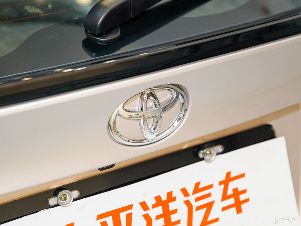 歐泊銀豐田C-HR車尾外觀圖片