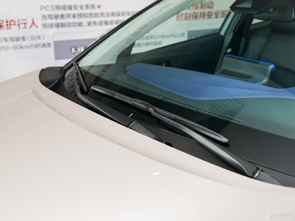 歐泊銀豐田C-HR車身外觀圖片