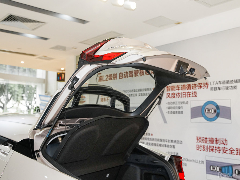 歐泊銀豐田C-HR后備廂空間圖片