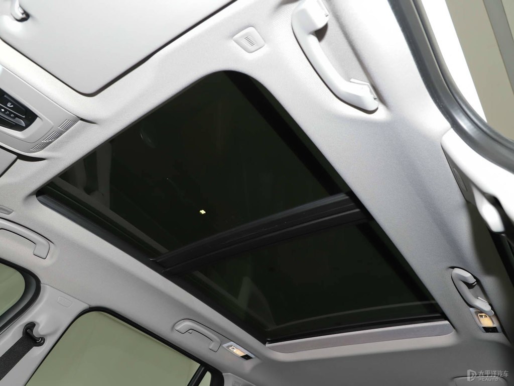 礦石白寶馬X1車廂內(nèi)飾圖片