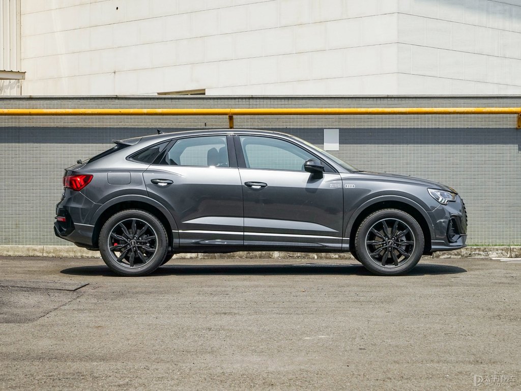 天云灰?jiàn)W迪Q3 Sportback整車(chē)外觀外觀圖片