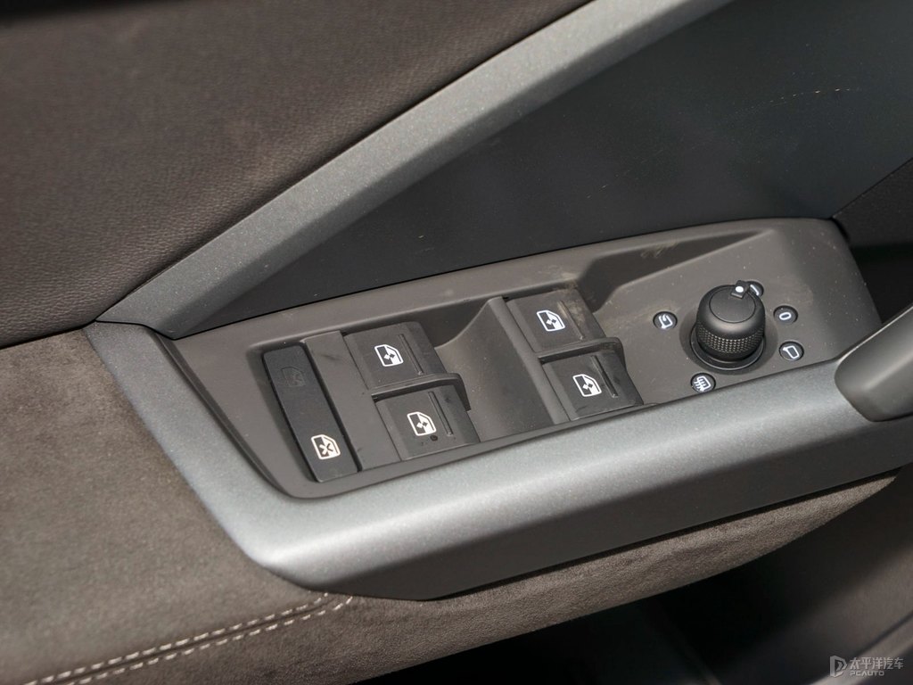 天云灰奧迪Q3 Sportback車廂內(nèi)飾圖片