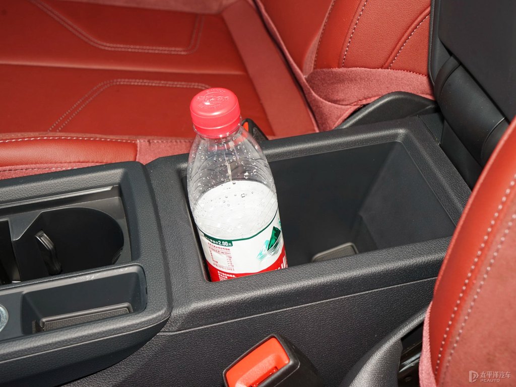天云灰奧迪Q3 Sportback儲物空間空間圖片