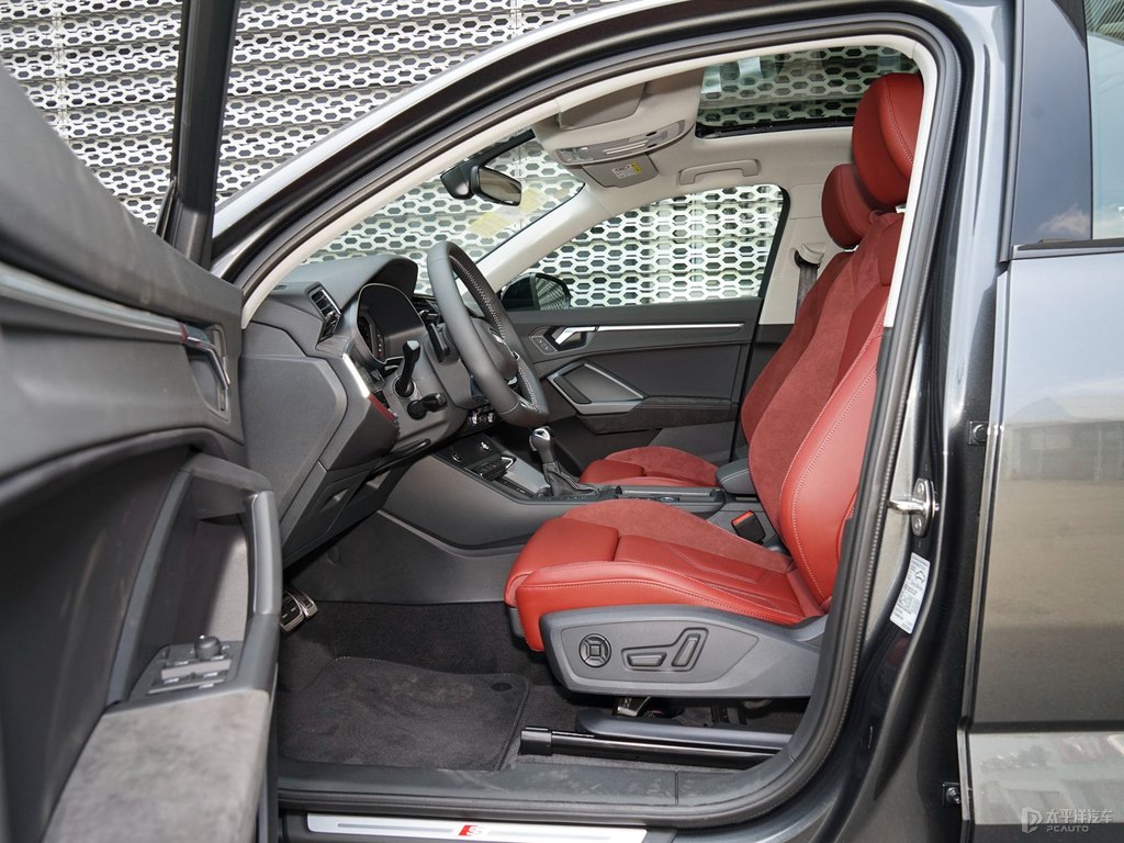 天云灰奧迪Q3 Sportback駕乘空間空間圖片