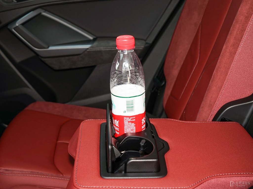 天云灰奧迪Q3 Sportback儲物空間空間圖片