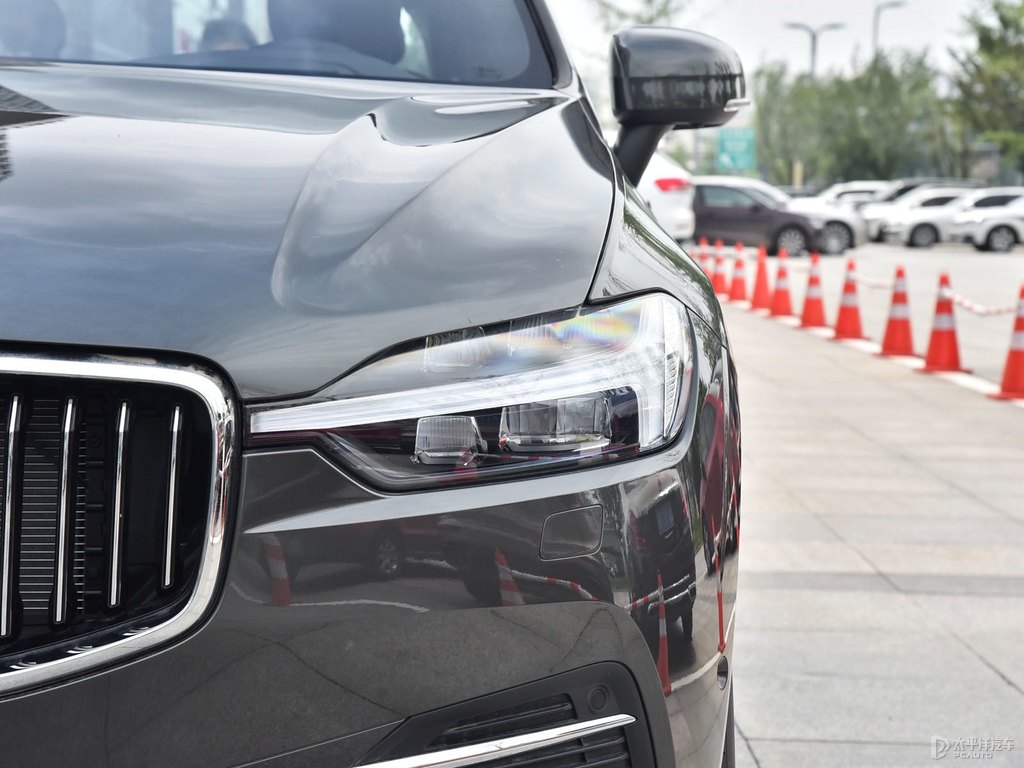 松林灰沃爾沃XC60新能源車頭外觀圖片