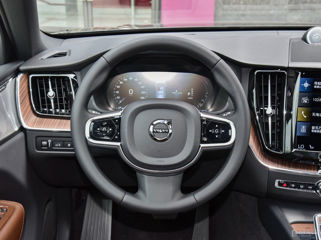 松林灰沃爾沃XC60新能源中控內(nèi)飾圖片