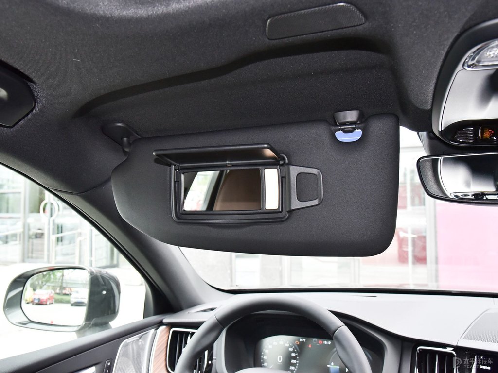 松林灰沃爾沃XC60新能源車廂內(nèi)飾圖片