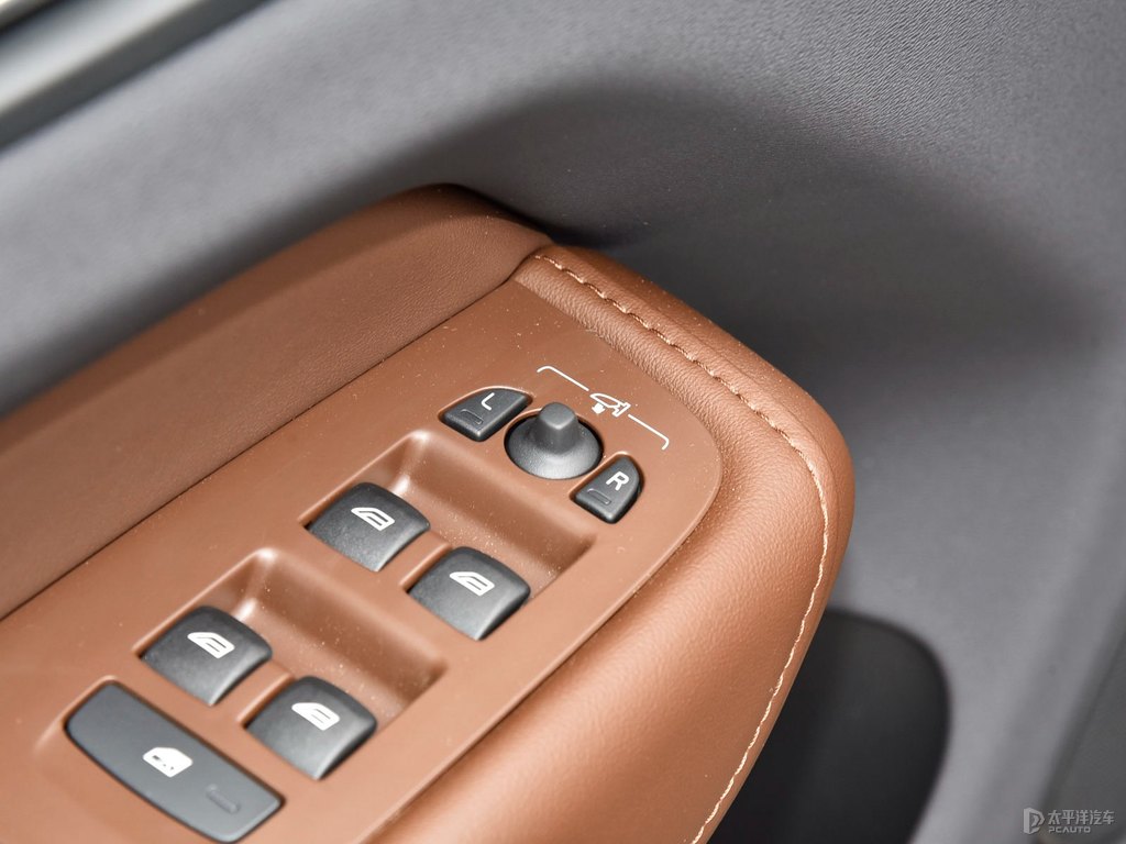 松林灰沃爾沃XC60新能源車廂內(nèi)飾圖片