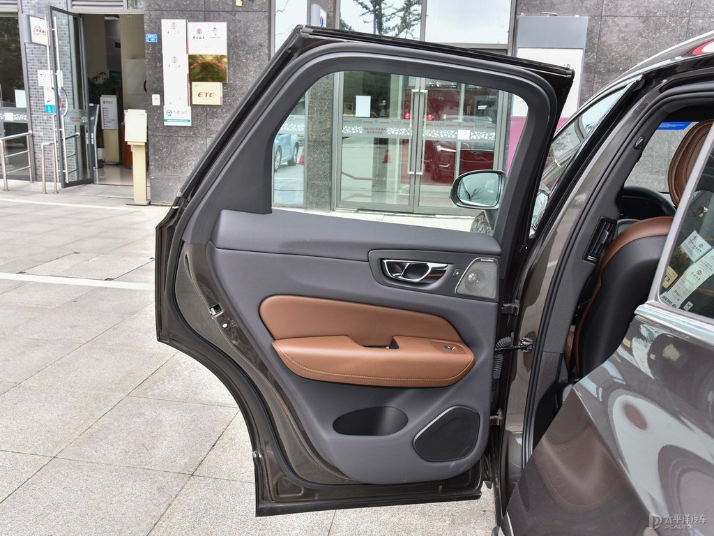 松林灰沃爾沃XC60新能源車廂內(nèi)飾圖片