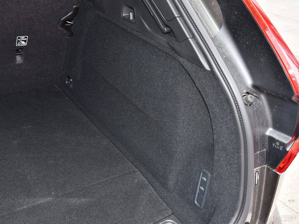 松林灰沃爾沃XC60新能源后備廂空間圖片