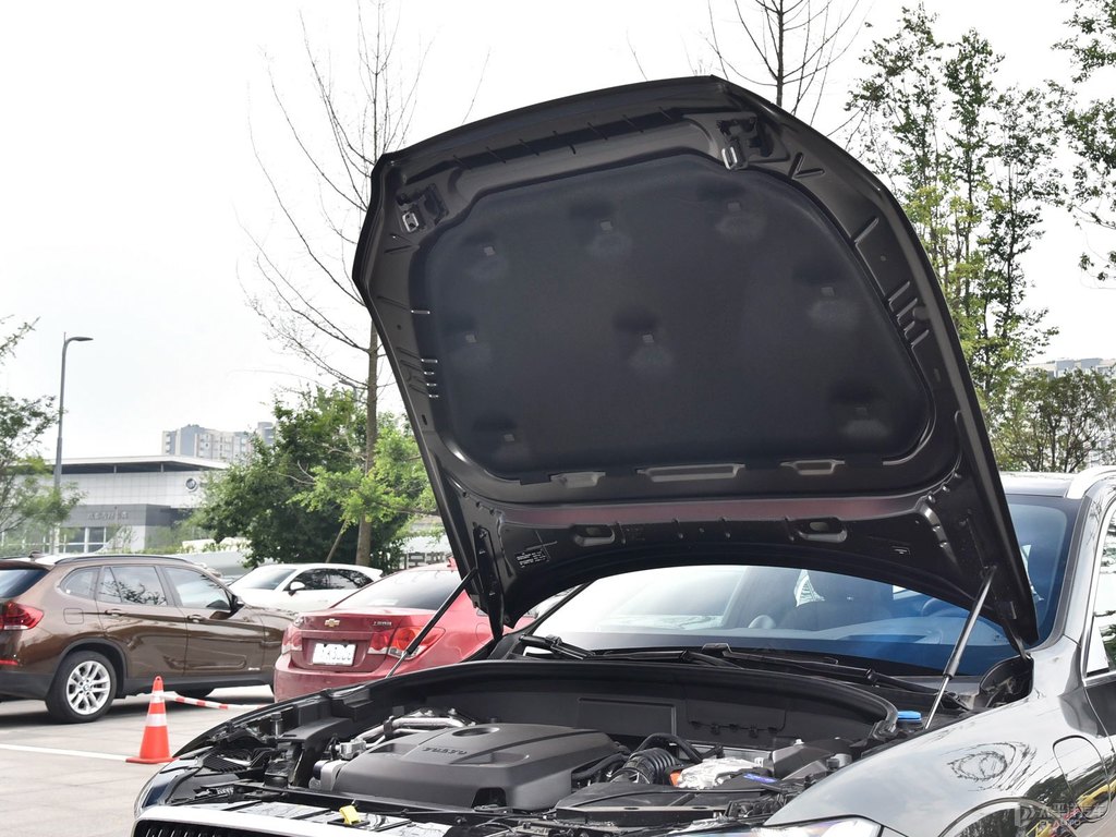 松林灰沃爾沃XC60新能源發(fā)動(dòng)機(jī)其它細(xì)節(jié)圖片