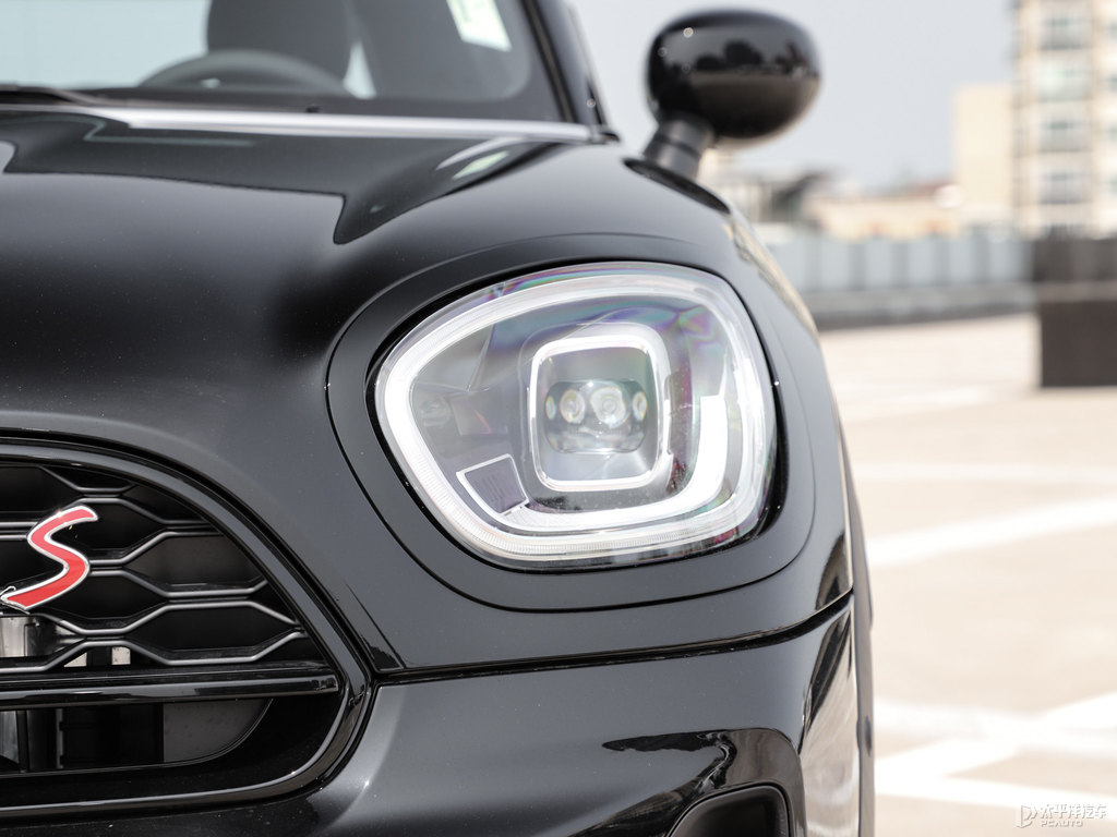 ҹMINI COUNTRYMAN܇^^DƬ