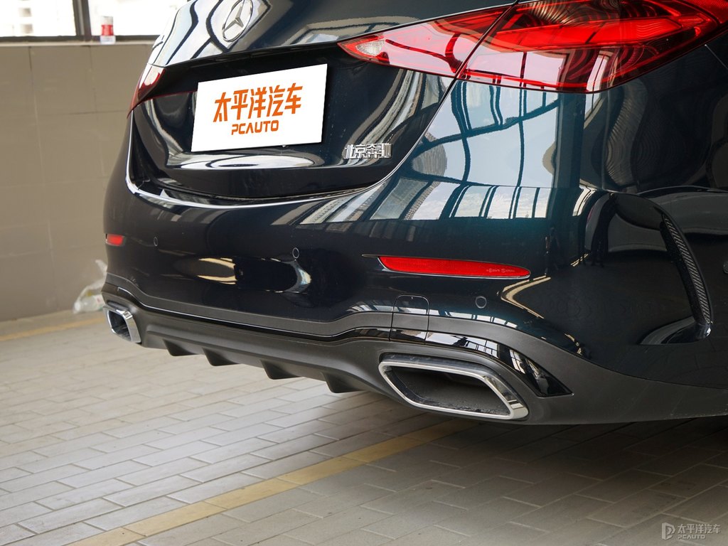 松石綠色奔馳C級車尾外觀圖片