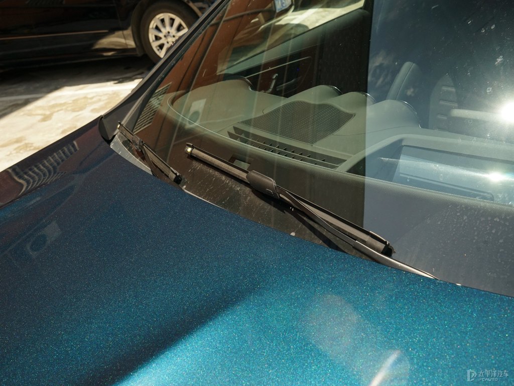 松石綠色奔馳C級車身外觀圖片
