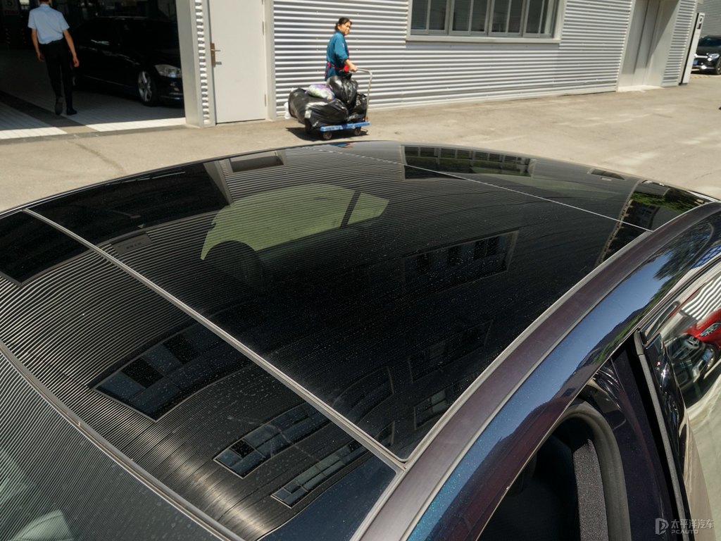 松石綠色奔馳C級車身外觀圖片