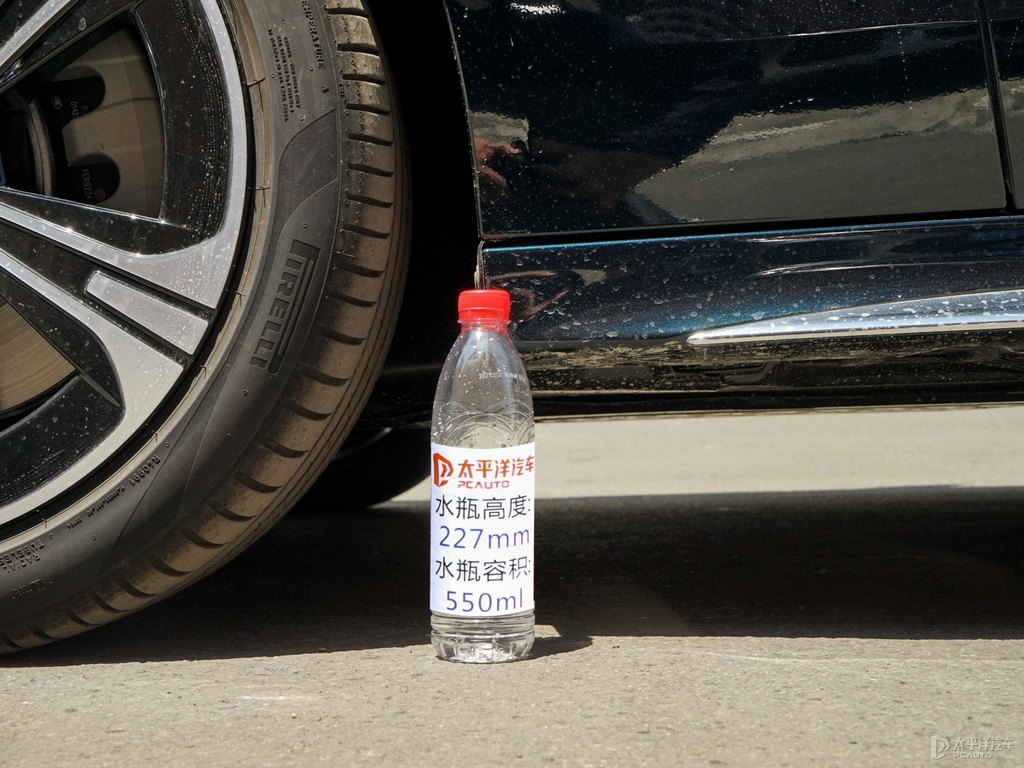 松石綠色奔馳C級車身外觀圖片