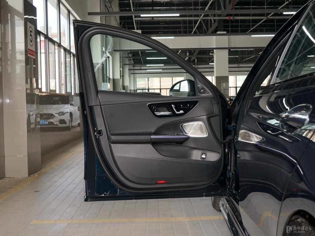 松石綠色奔馳C級車廂內(nèi)飾圖片