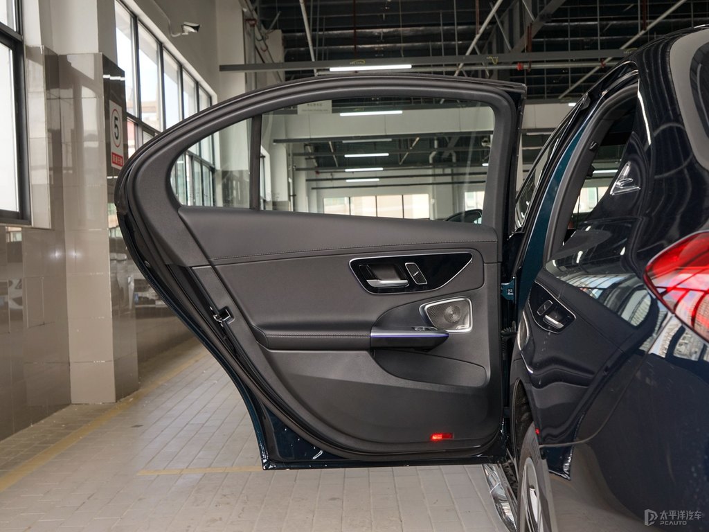 松石綠色奔馳C級車廂內(nèi)飾圖片