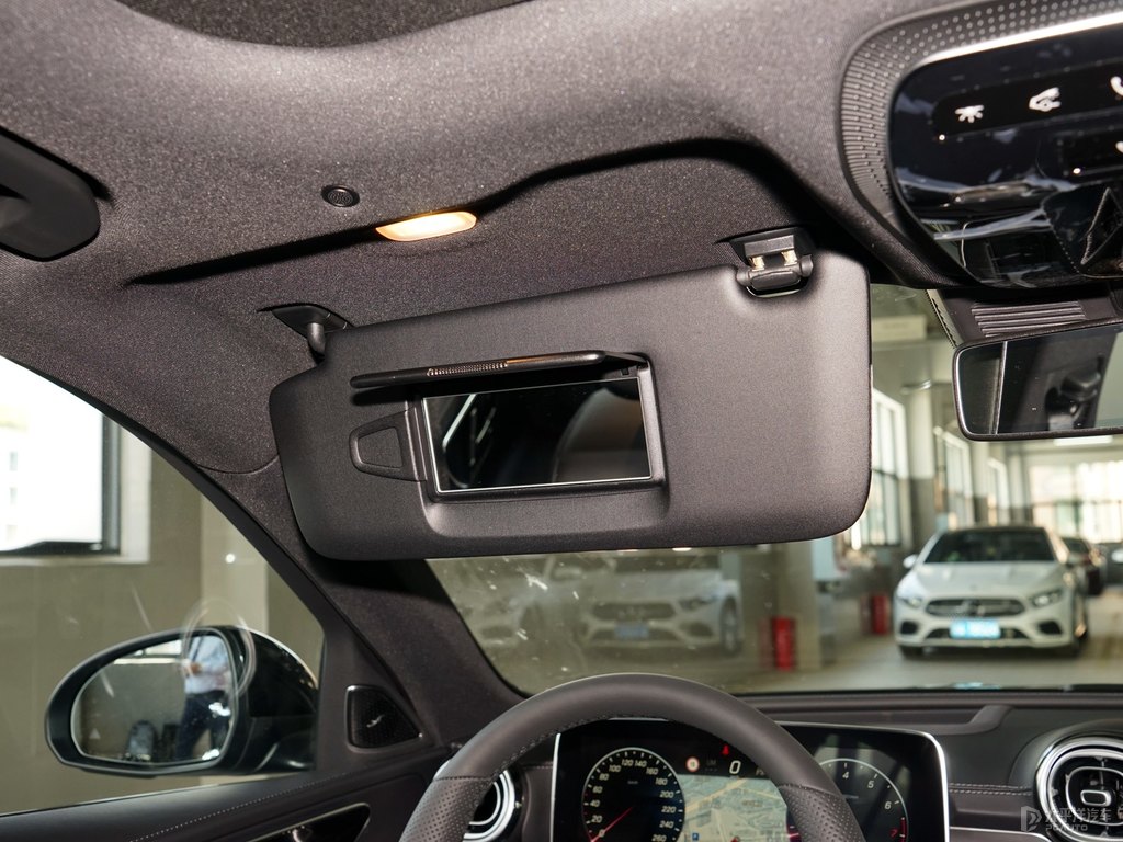 松石綠色奔馳C級(jí)車廂內(nèi)飾圖片