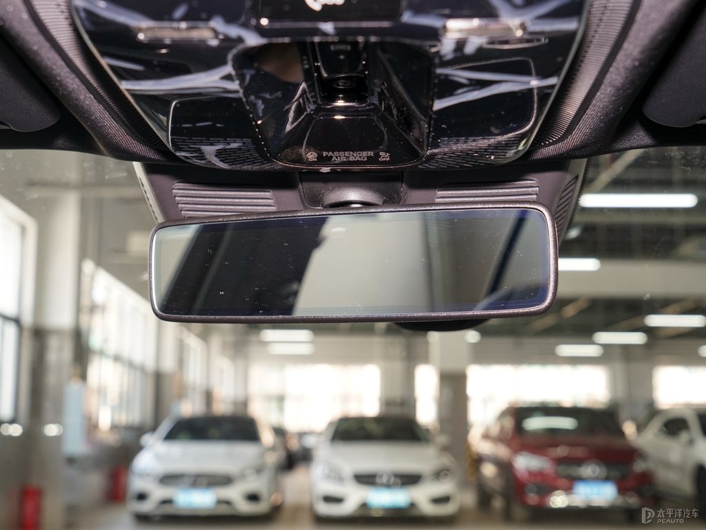 松石綠色奔馳C級(jí)車廂內(nèi)飾圖片