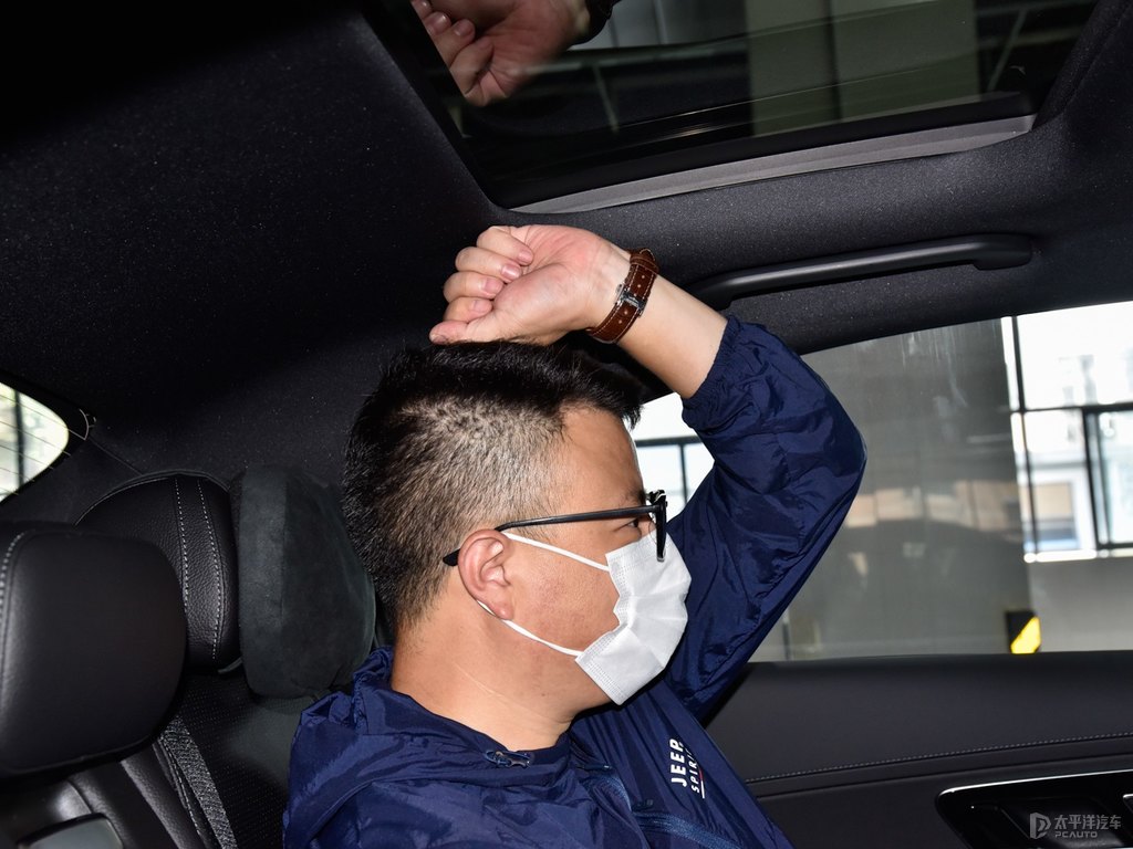 松石綠色奔馳C級(jí)駕乘空間空間圖片