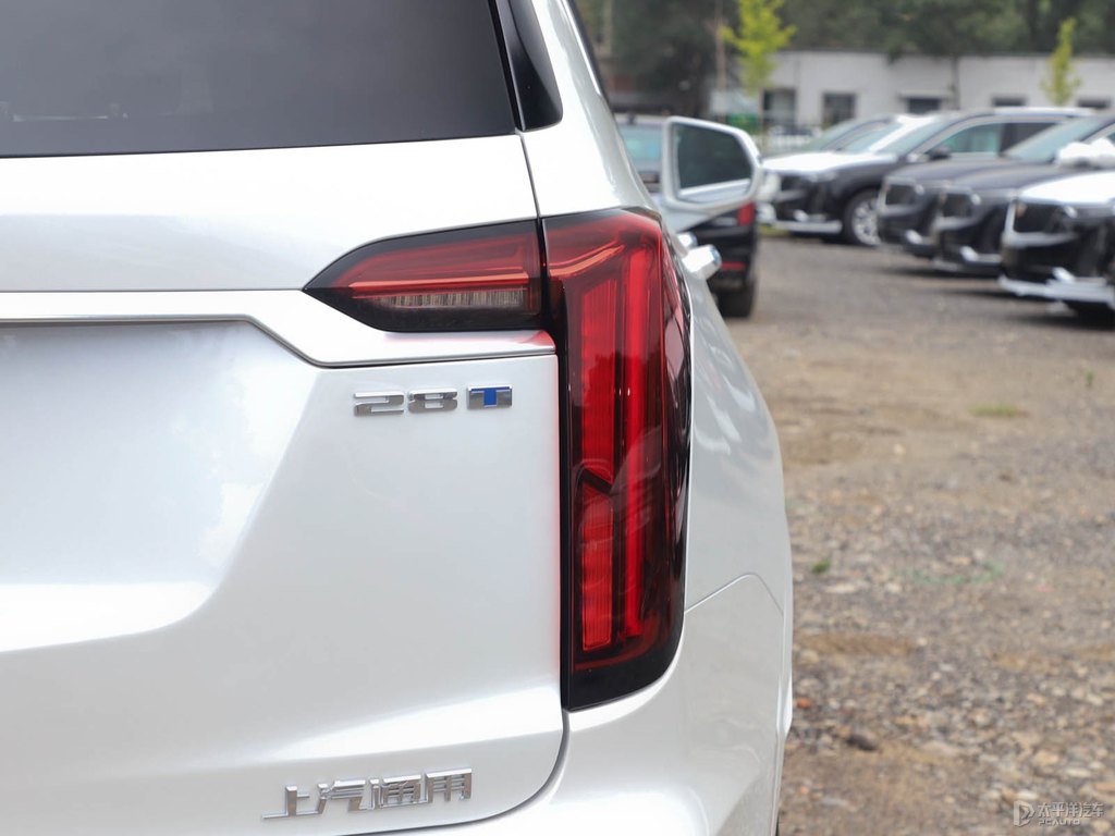 鉆白凱迪拉克XT6車尾外觀圖片