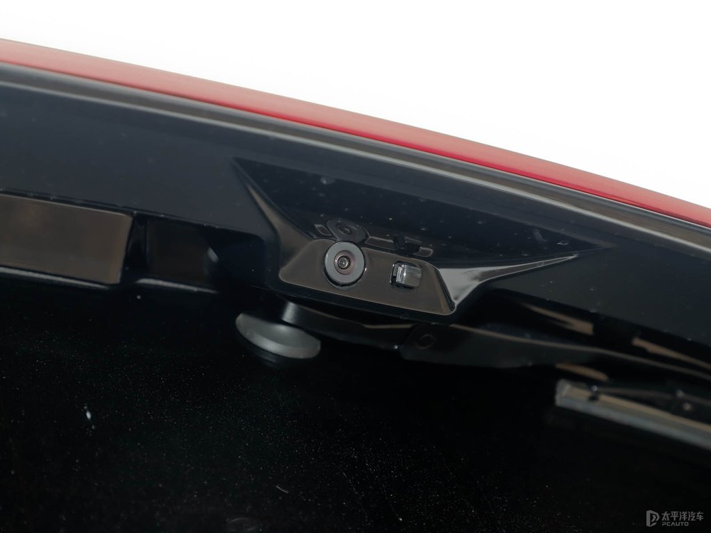 鉆白凱迪拉克XT6車尾外觀圖片