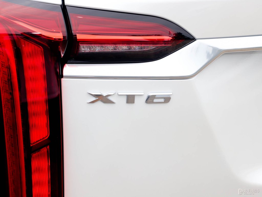 鉆白凱迪拉克XT6車尾外觀圖片