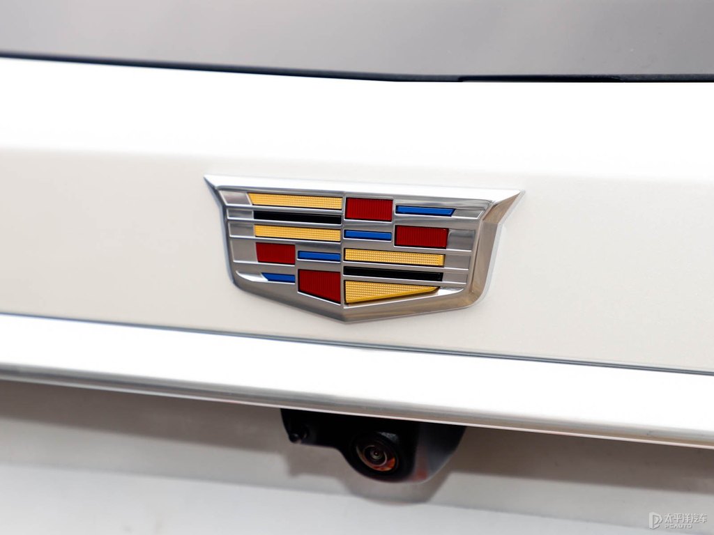 鉆白凱迪拉克XT6車(chē)尾外觀(guān)圖片