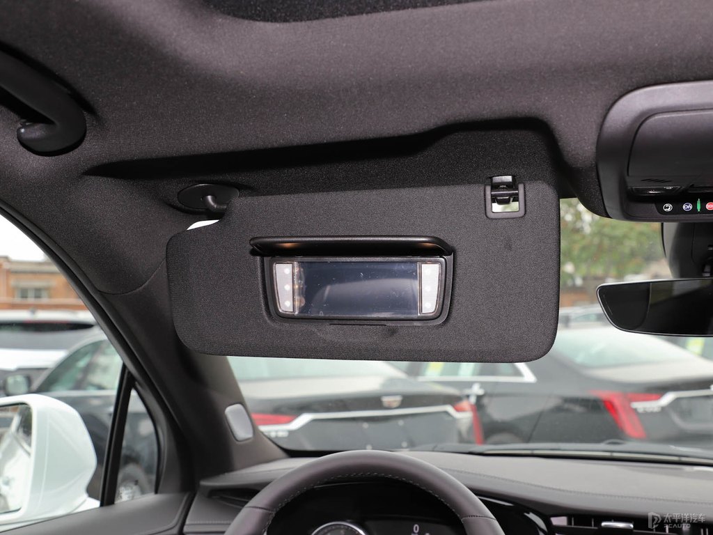 鉆白凱迪拉克XT6車廂內(nèi)飾圖片
