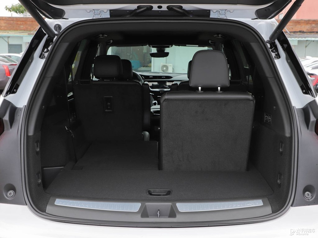 鉆白凱迪拉克XT6后備廂空間圖片